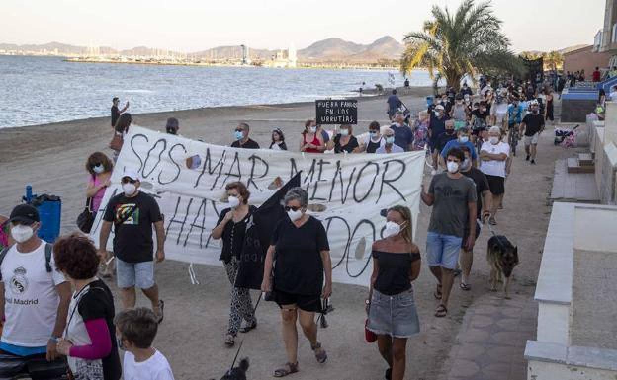 Imagen de archivo de una protesta realizada en la playa de Los Urrutias.