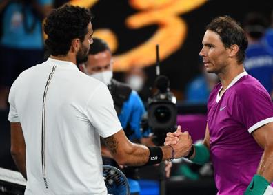 Imagen secundaria 1 - Nadal golpea una bola, saluda a Berretini y celebra la victoria. 