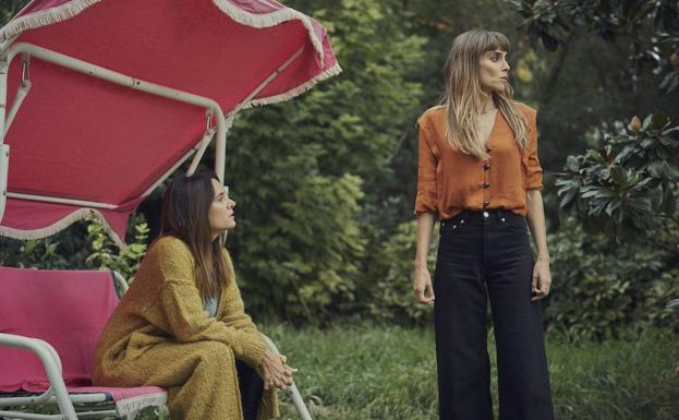 Eva Santolaria e Irene Arcos, en un fotograma de 'Todos mienten'. 