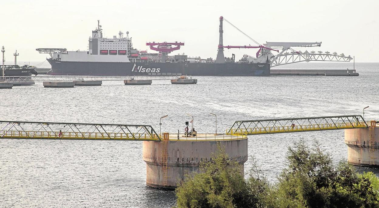 El buque de tendido de tuberías submarinas atracado en el dique suroeste del puerto de Escombreras, donde estará hasta mayo. 