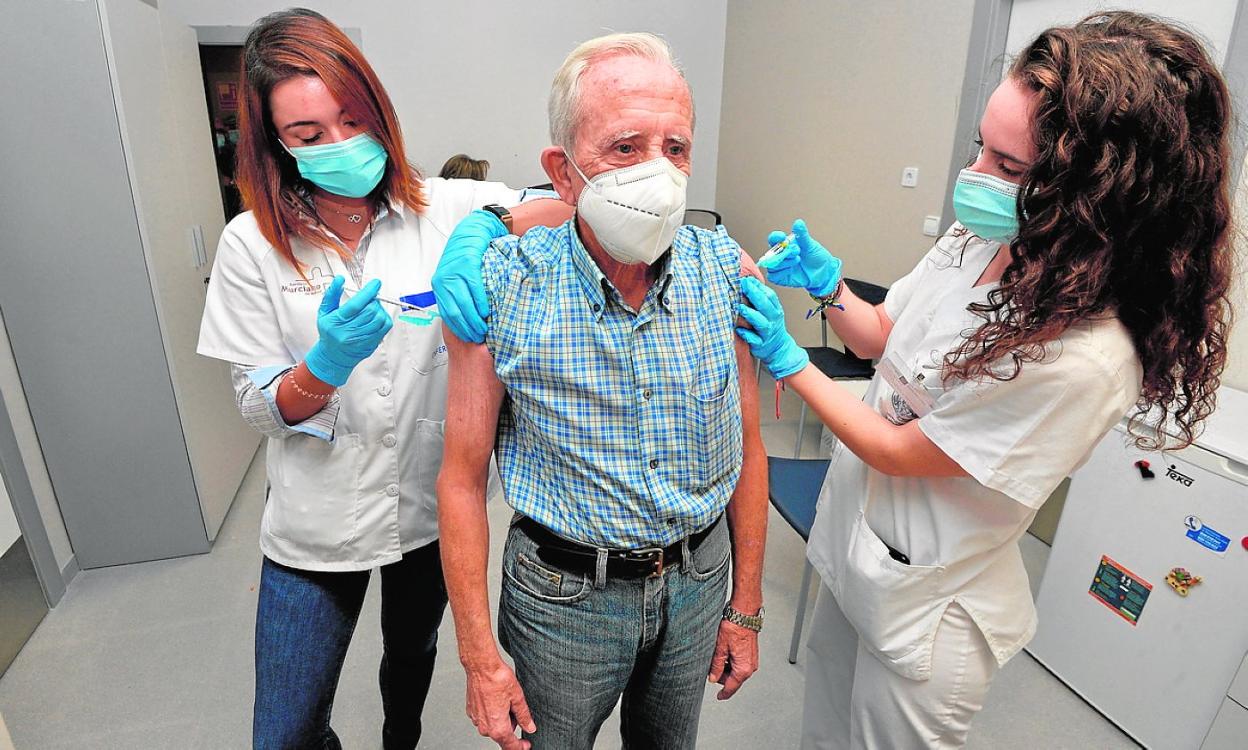 Un hombre recibe la vacuna de la gripe y la dosis de refuerzo frente a la Covid, el pasado noviembre. 