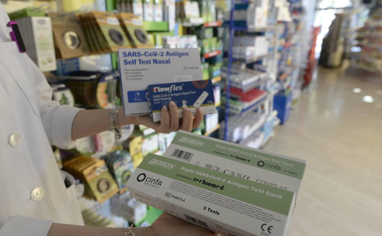 Una farmacéutica muestra pruebas de autodiagnóstico de Covid, en una imagen de archivo. 