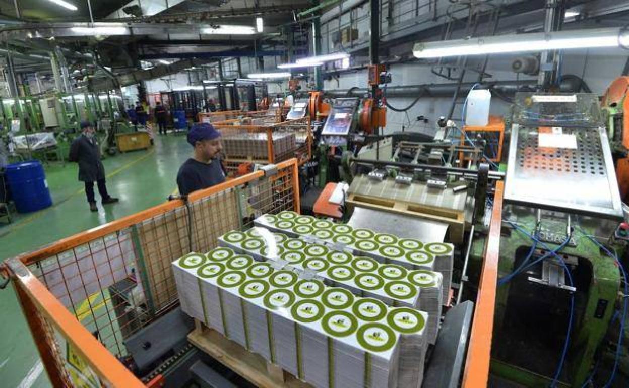 Trabajadores de una industria en Molina de Segura, en una imagen de archivo.