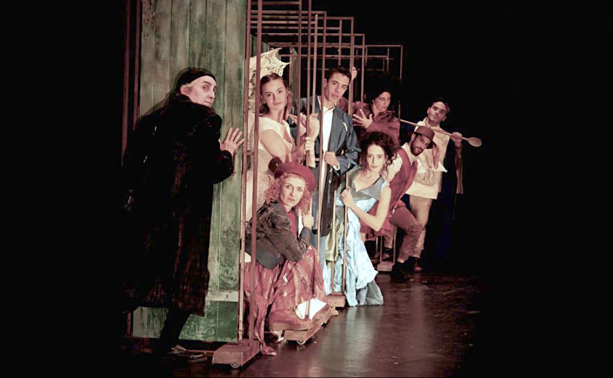 Los actores entre la escenografía del montaje. 