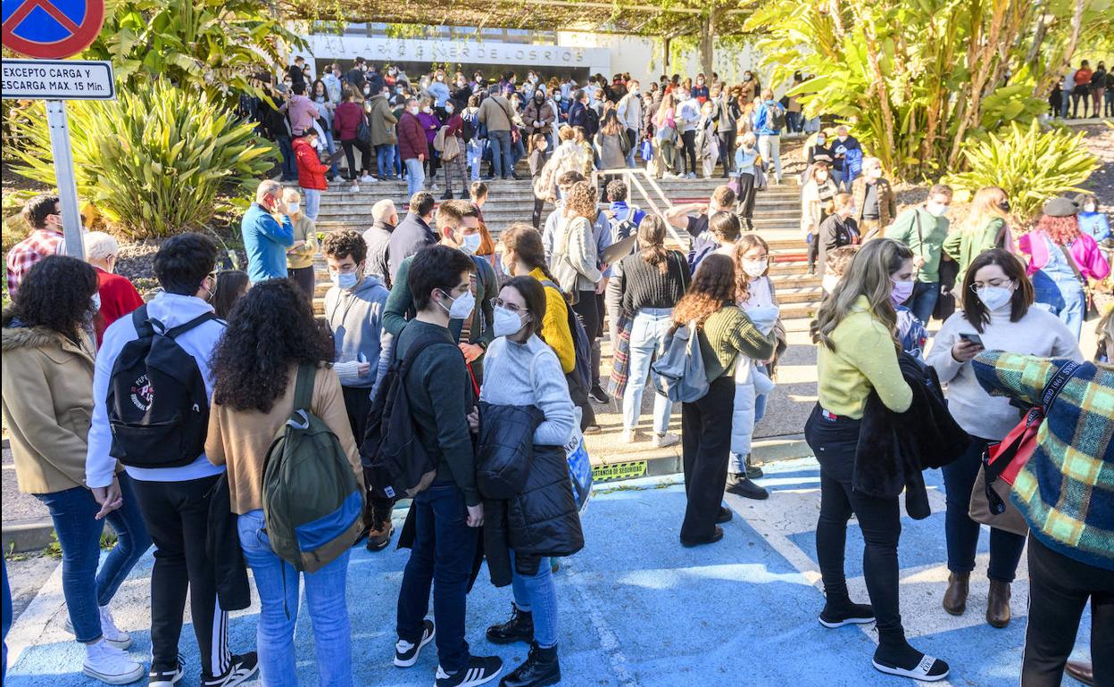 Decenas de aspirantes, este domingo en los accesos al aulario Giner de los Ríos, en el campus de Espinardo.