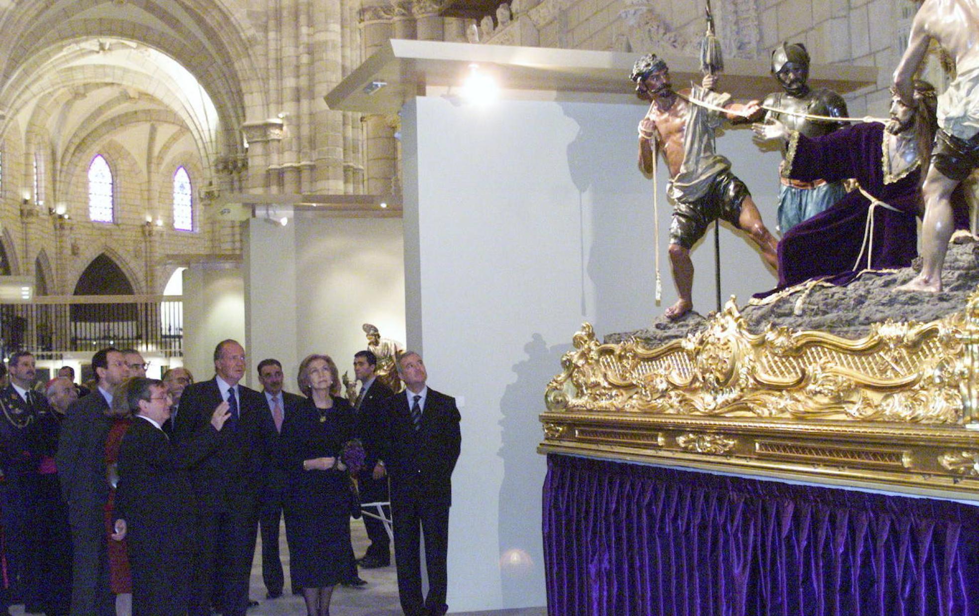 Los Reyes Don Juan Carlos y Doña Sofía contemplan 'La caída', de Salzillo, en la inauguración de la muestra.