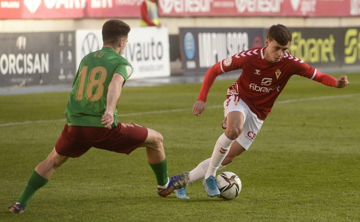 Pablo Haro regartea con el balón.