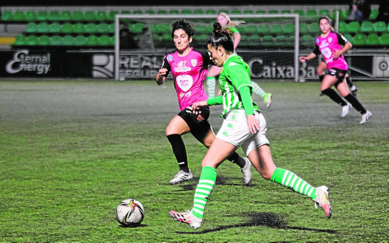 Una acción del partido del Alhama en Sevilla.
