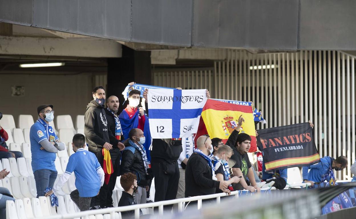 Aficionados del Fuenlabrada animando a su equipo, este domingo en el Cartagonova. 