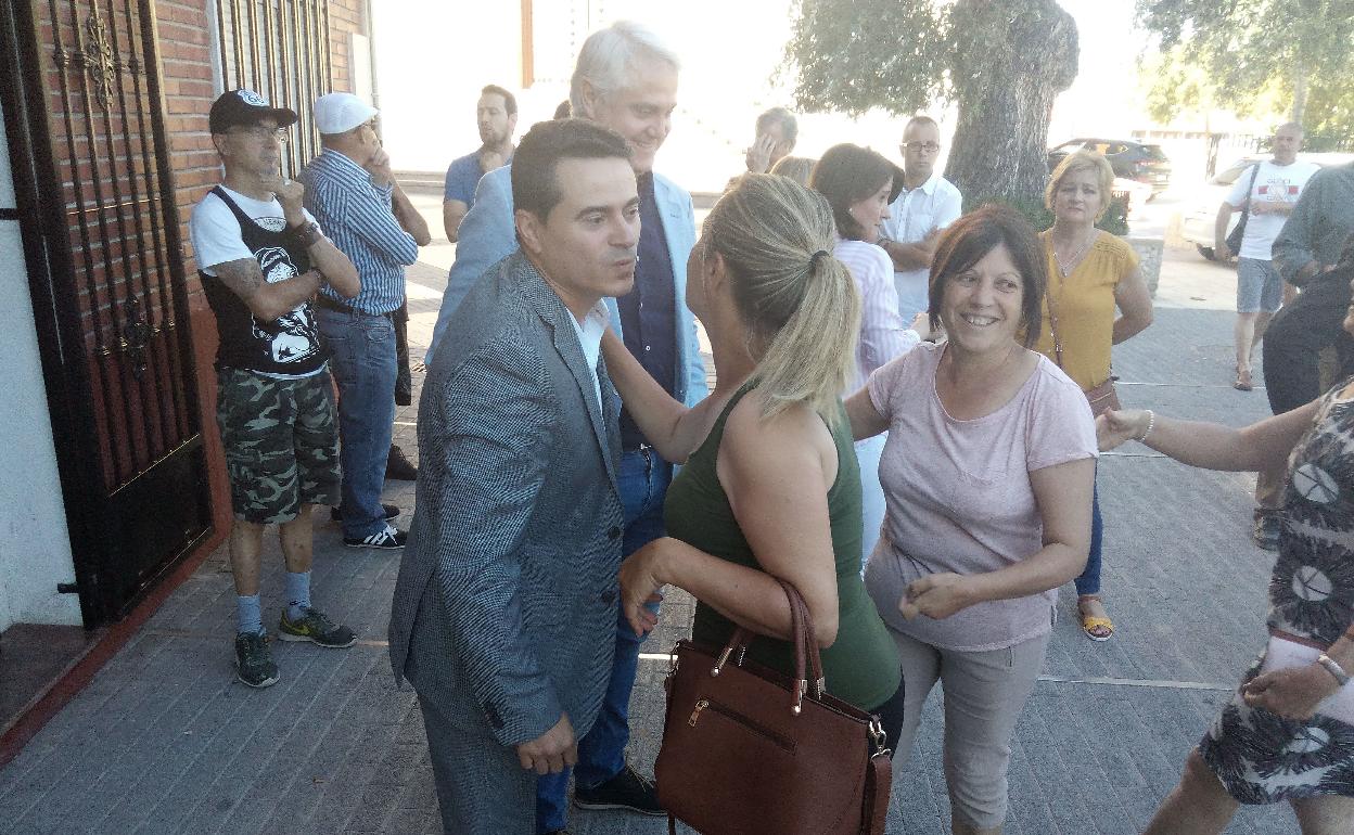 El entonces alcalde José Luis Casales, en 2019, saludando a unas vecinas. 