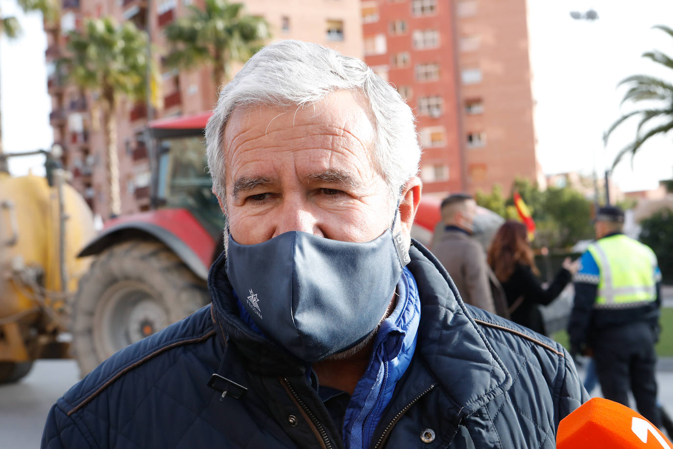 Fotos: Los ganaderos invaden el Centro de Desarrollo Local de Lorca durante una manifestación del sector