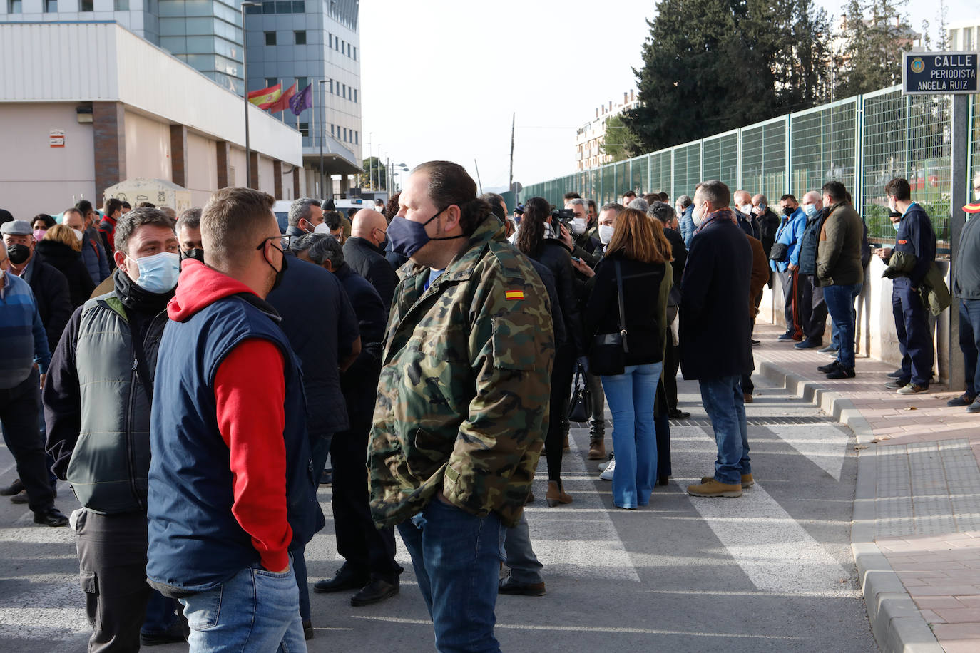 Fotos: Los ganaderos invaden el Centro de Desarrollo Local de Lorca durante una manifestación del sector