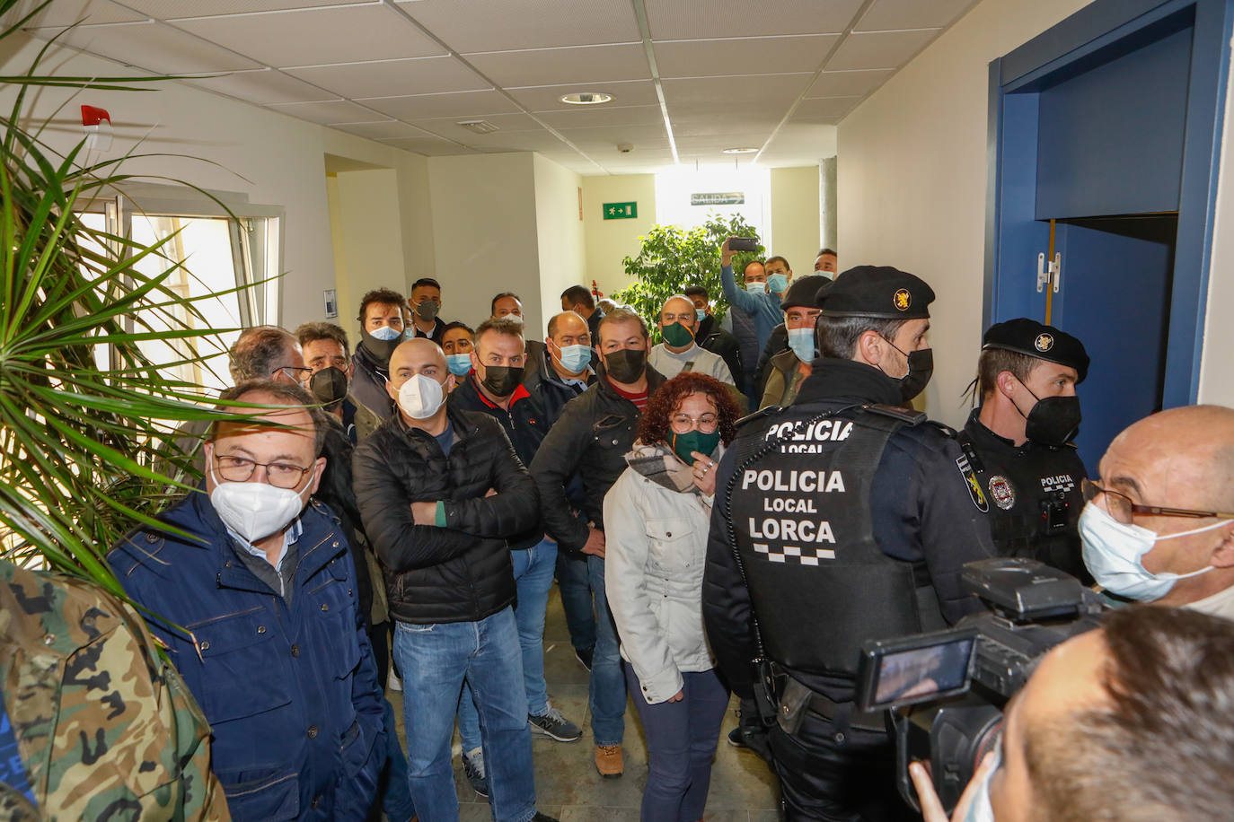 Fotos: Los ganaderos invaden el Centro de Desarrollo Local de Lorca durante una manifestación del sector