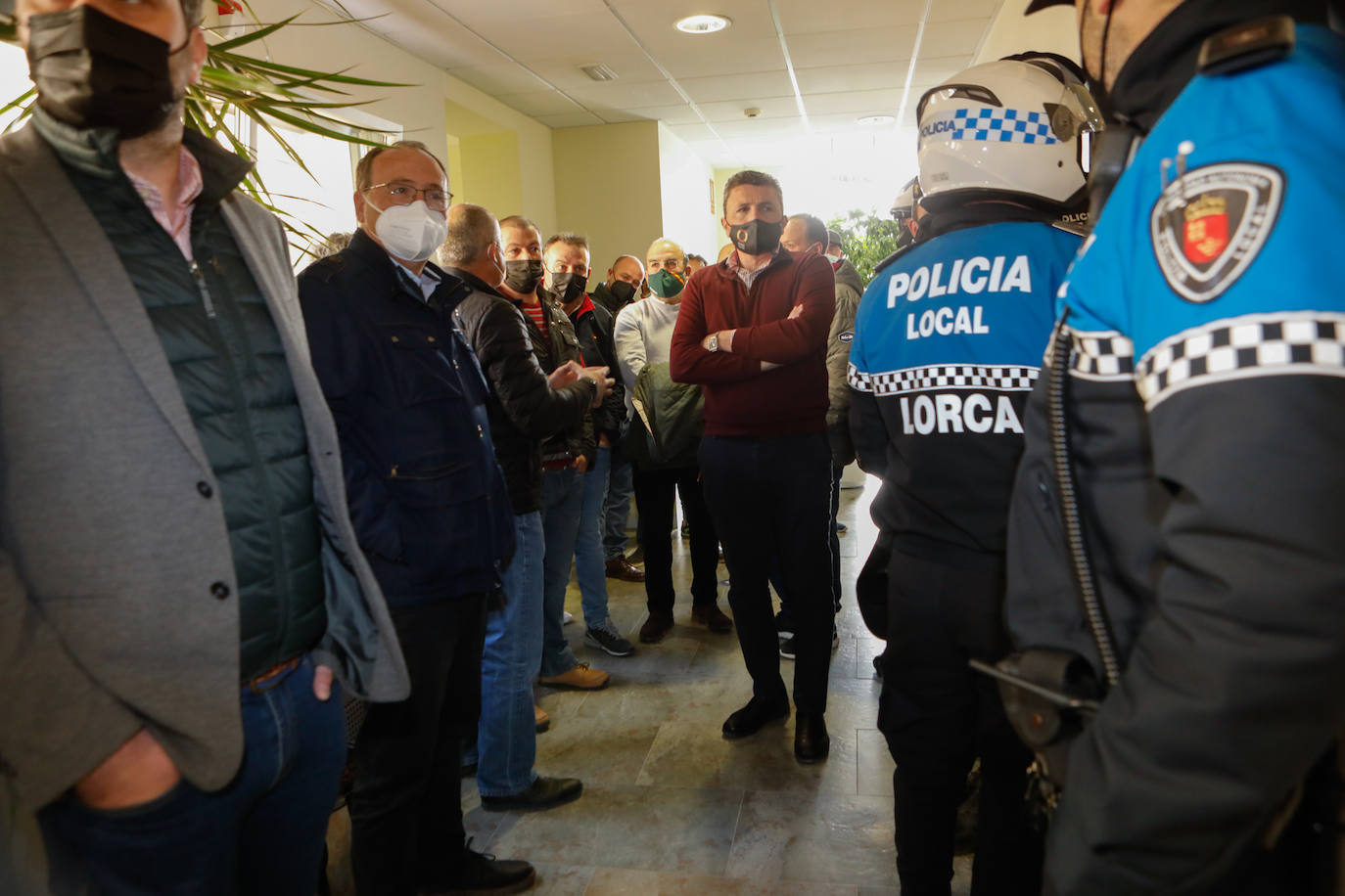 Fotos: Los ganaderos invaden el Centro de Desarrollo Local de Lorca durante una manifestación del sector