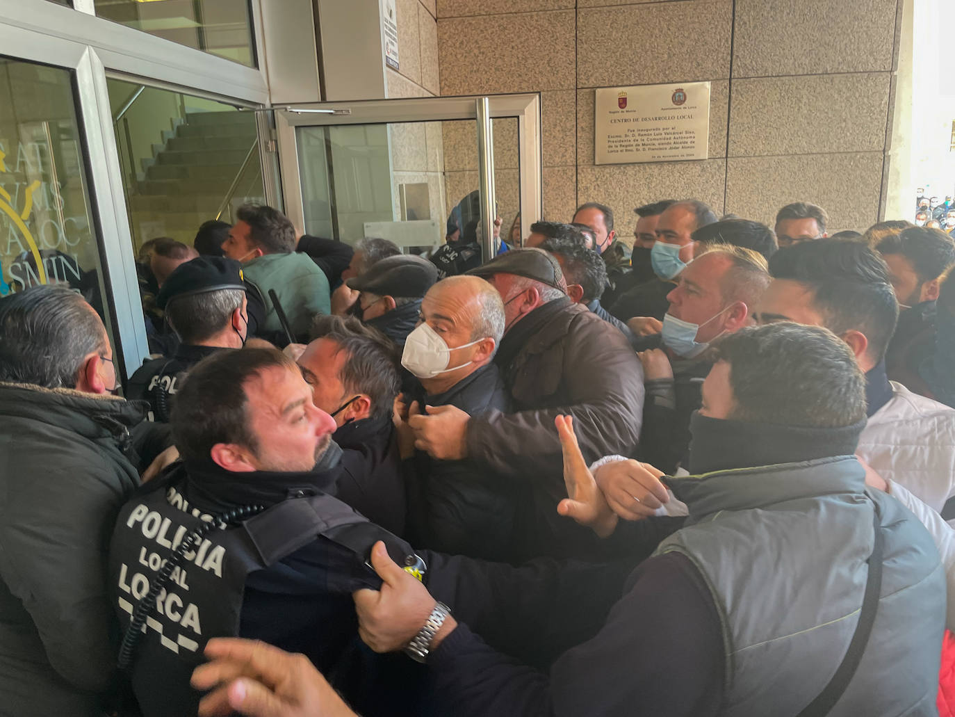 Fotos: Los ganaderos invaden el Centro de Desarrollo Local de Lorca durante una manifestación del sector