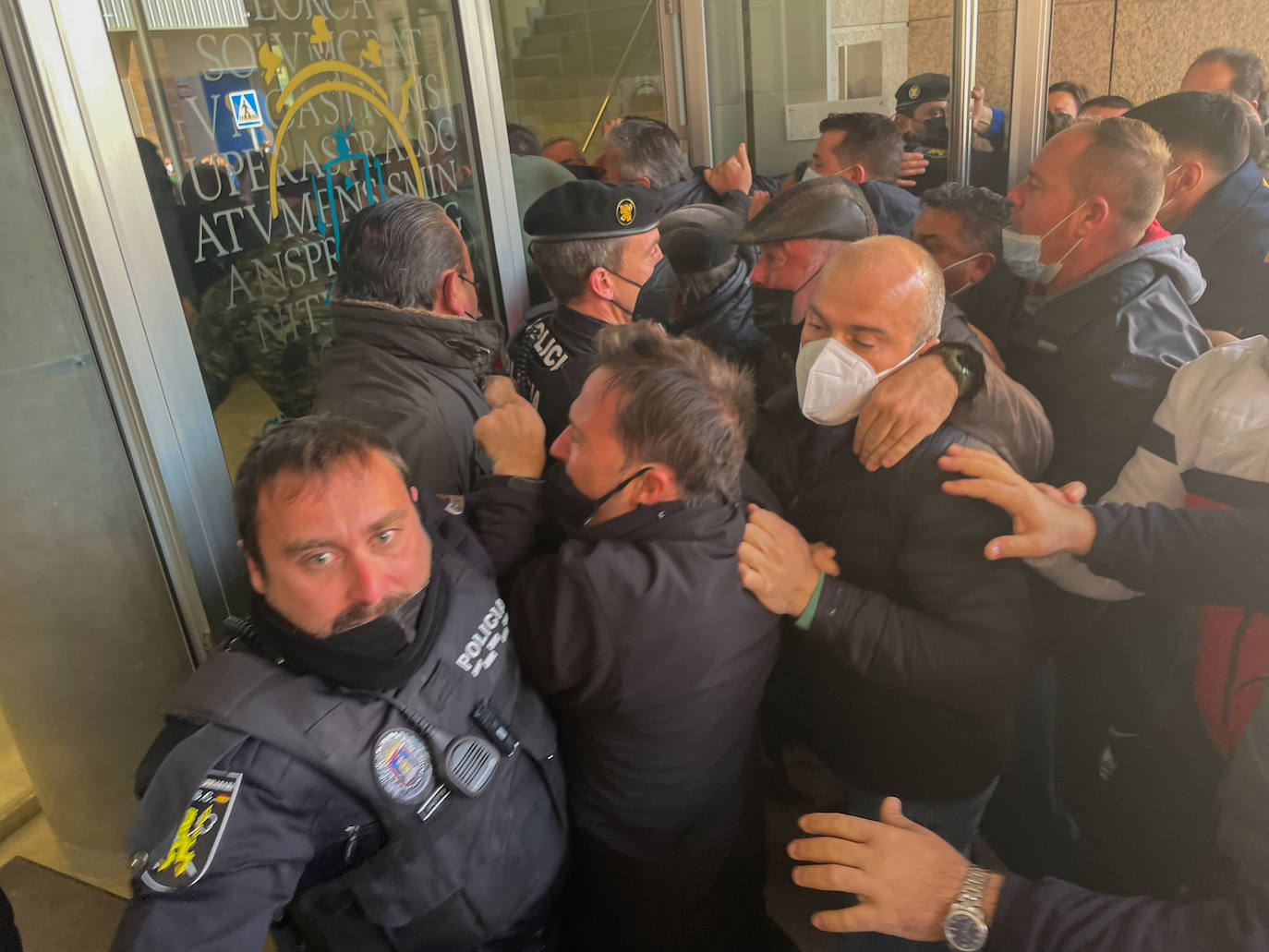 Fotos: Los ganaderos invaden el Centro de Desarrollo Local de Lorca durante una manifestación del sector