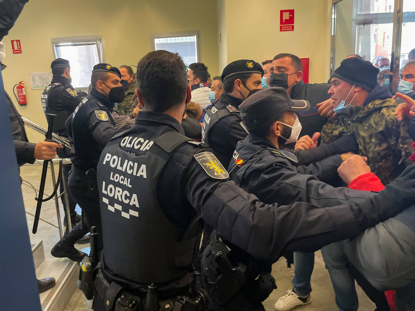 Fotos: Los ganaderos invaden el Centro de Desarrollo Local de Lorca durante una manifestación del sector