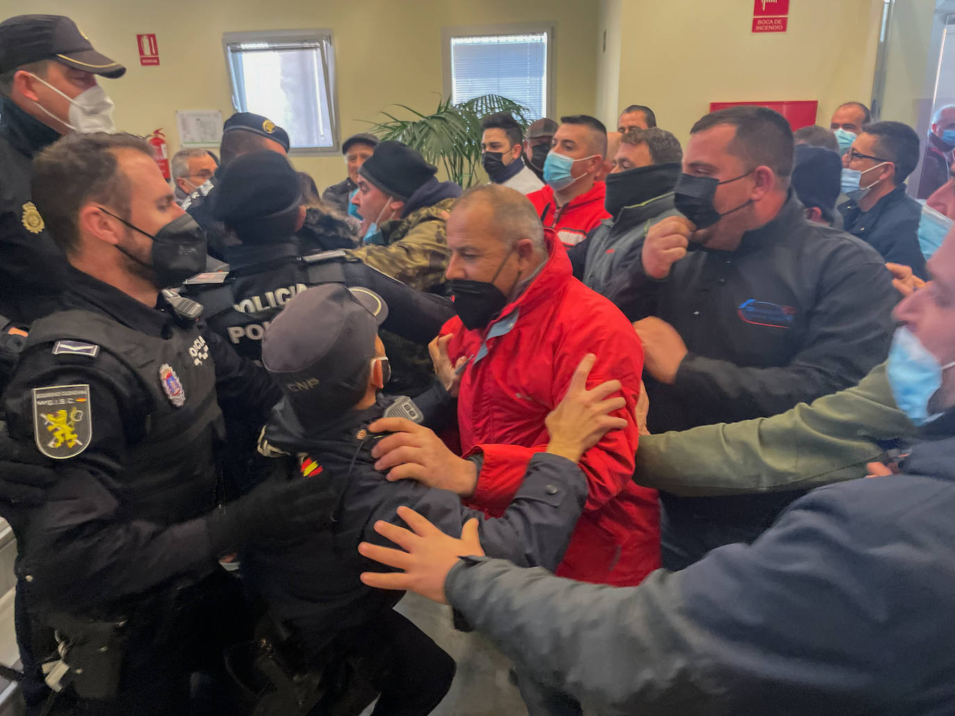 Fotos: Los ganaderos invaden el Centro de Desarrollo Local de Lorca durante una manifestación del sector