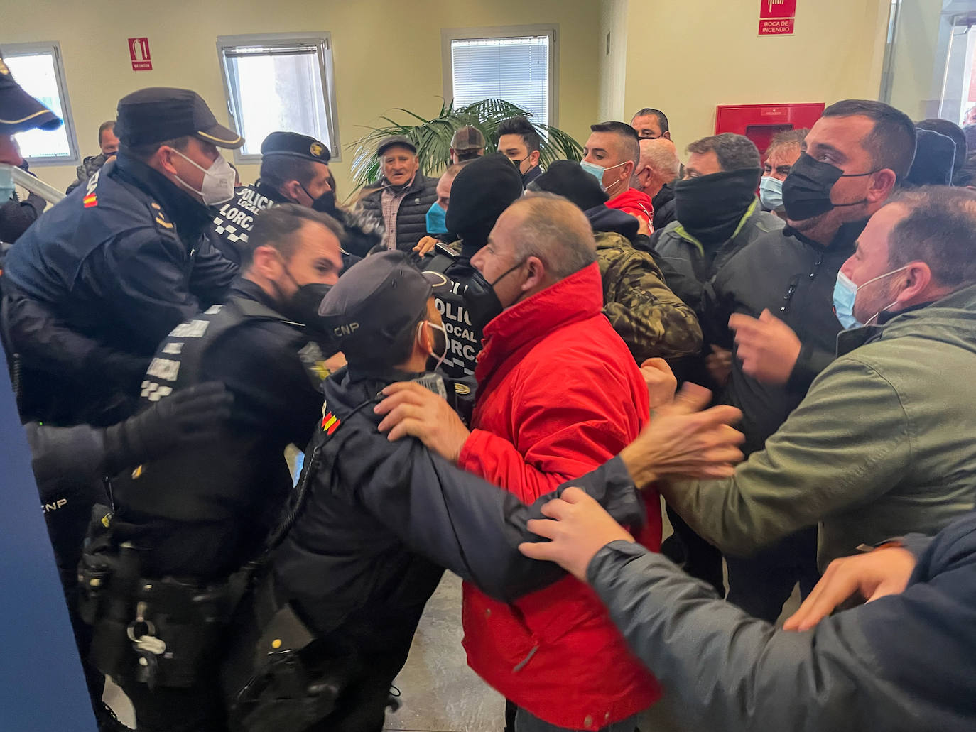 Fotos: Los ganaderos invaden el Centro de Desarrollo Local de Lorca durante una manifestación del sector