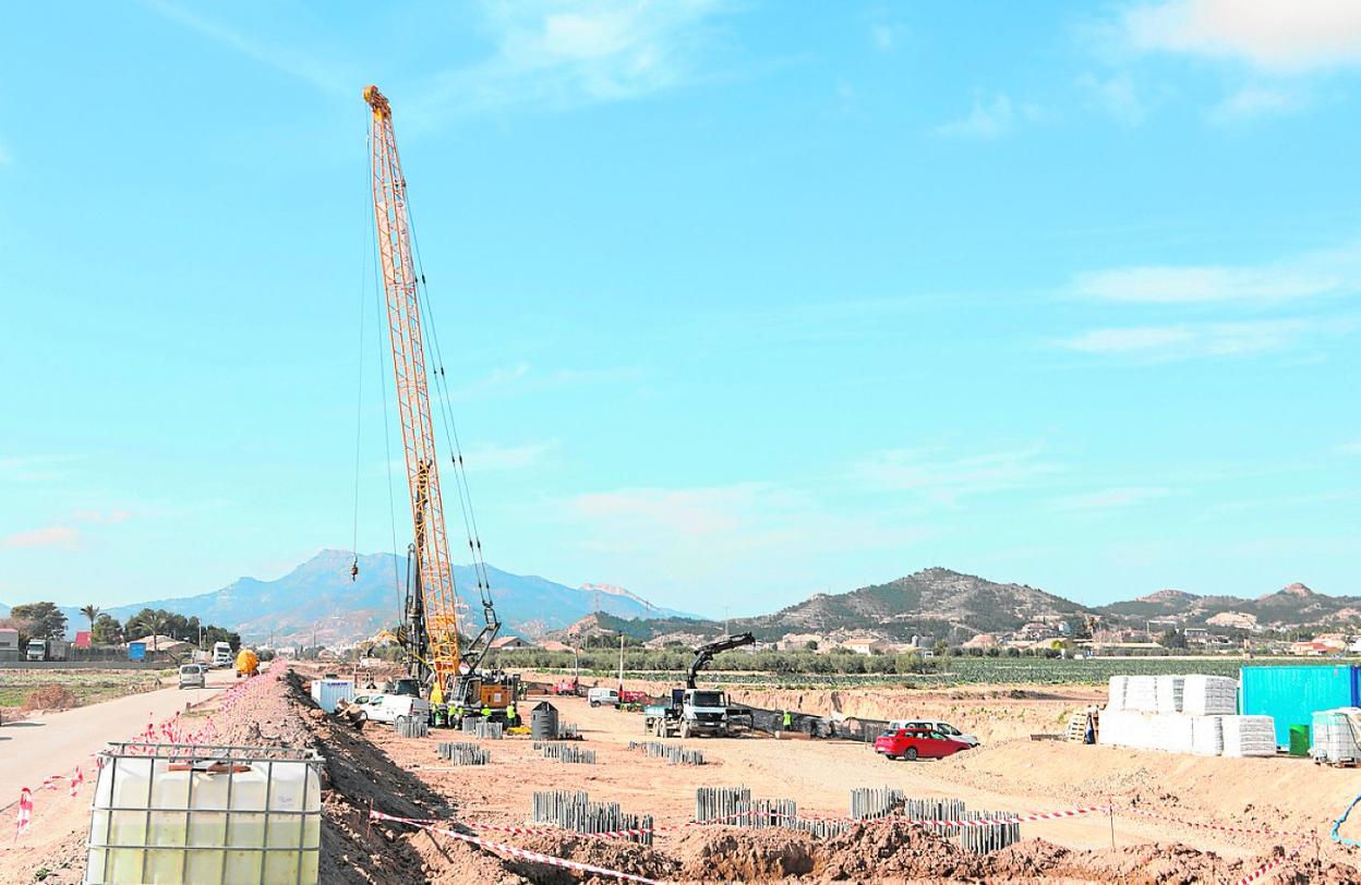 Obras de la plataforma ferroviaria de la línea Murcia-Lorca-Águilas a su paso por Tercia. 