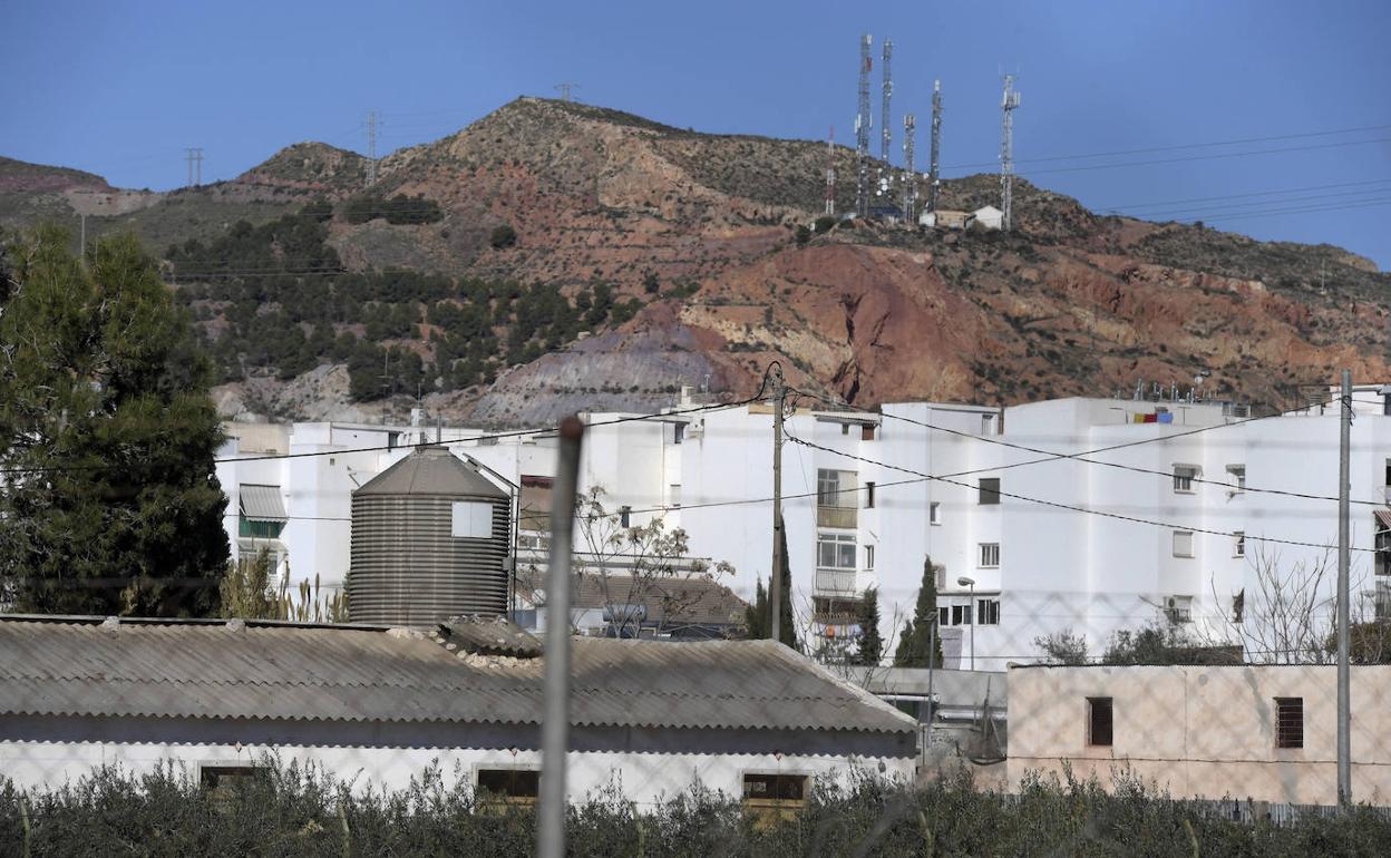 Granjas junto a viviendas en Lorca. 