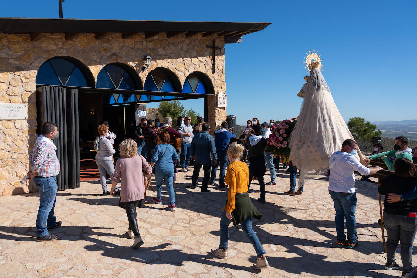 Fotos: La Virgen de la Salud de La Hoya, en el monte con su cuadrilla