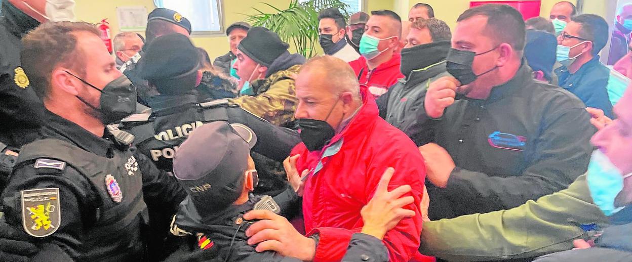 Momento del asalto de los ganaderos al Pleno de Lorca con la Policía tratando de contener su avance en la entrada del edificio municipal. 
