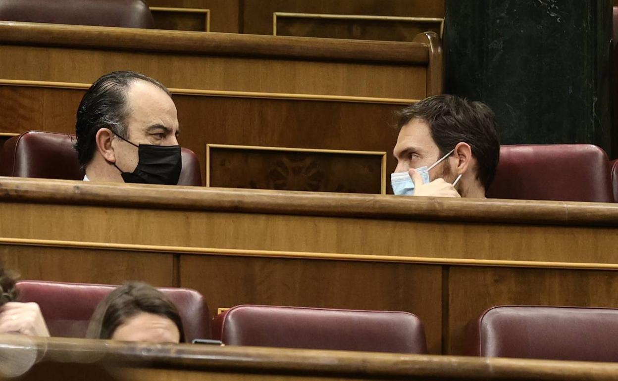 García Adanero (izquierda) y Sayas conversan en sus escaños durante la sesión parlamentaria.