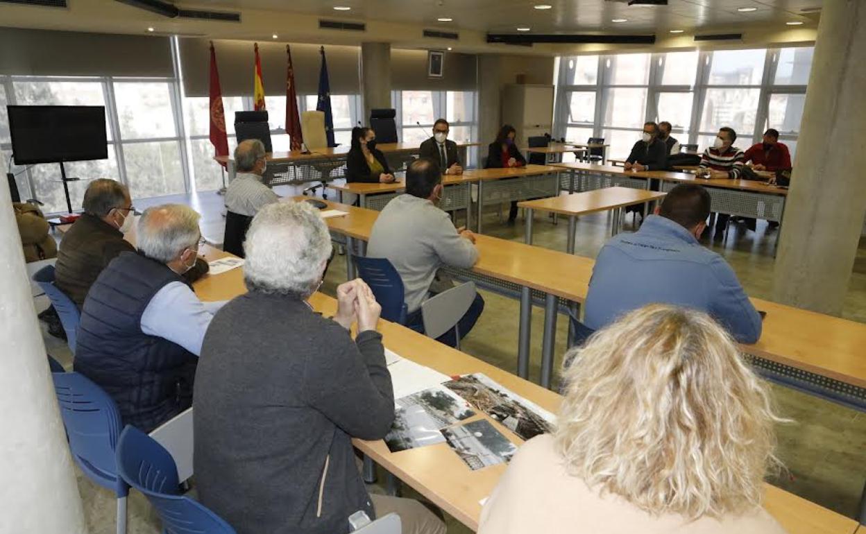 Reunión con técnicos de Adif, representantes municipales y vecinos. 