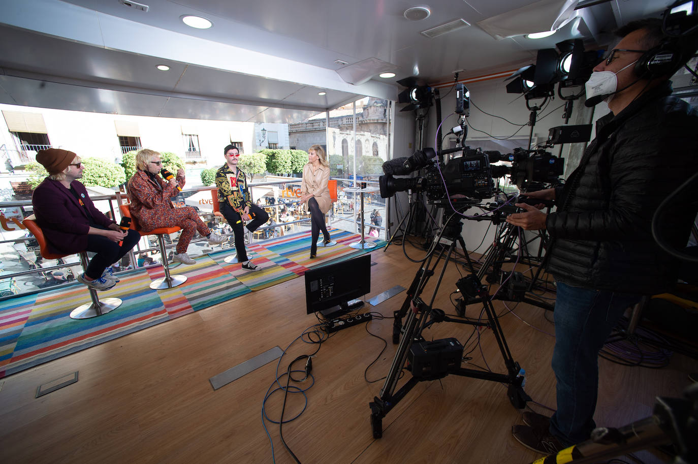 Fotos: Varry Brava pasa por el autobús de &#039;La Gran Consulta&#039; de RTVE que paró este jueves en Murcia