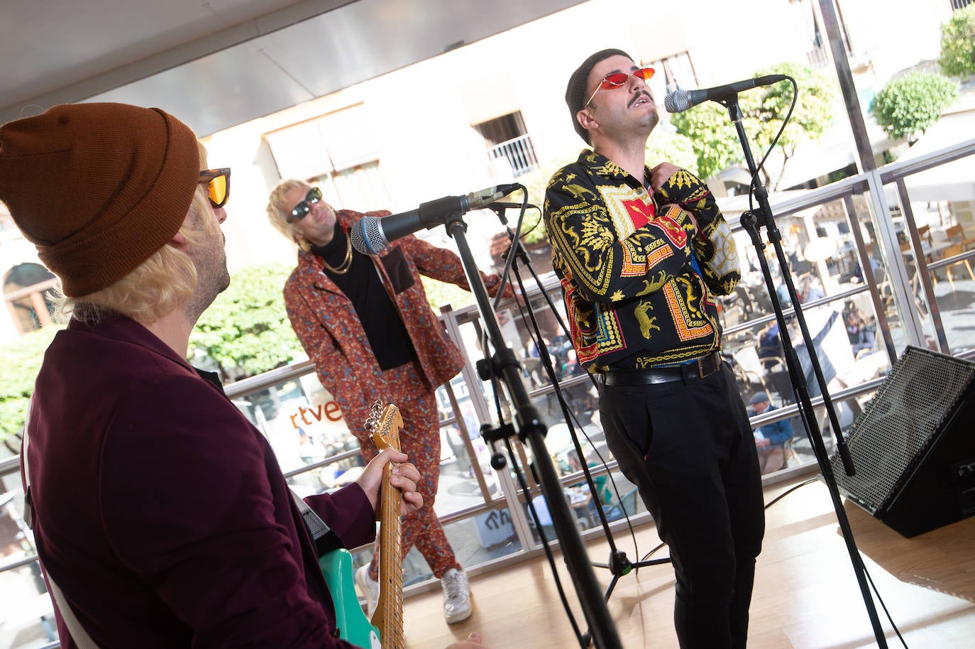 Fotos: Varry Brava pasa por el autobús de &#039;La Gran Consulta&#039; de RTVE que paró este jueves en Murcia