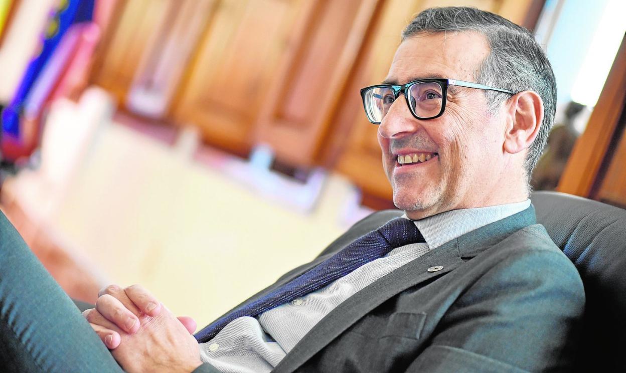 José Luján, en su despacho del edificio de Convalecencia. 