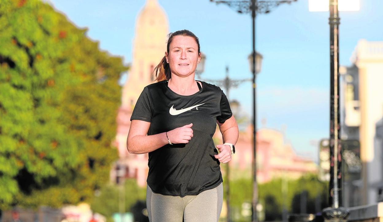 María Ángeles Polo, ayer, entrenando en el jardín del Malecón, en Murcia. 