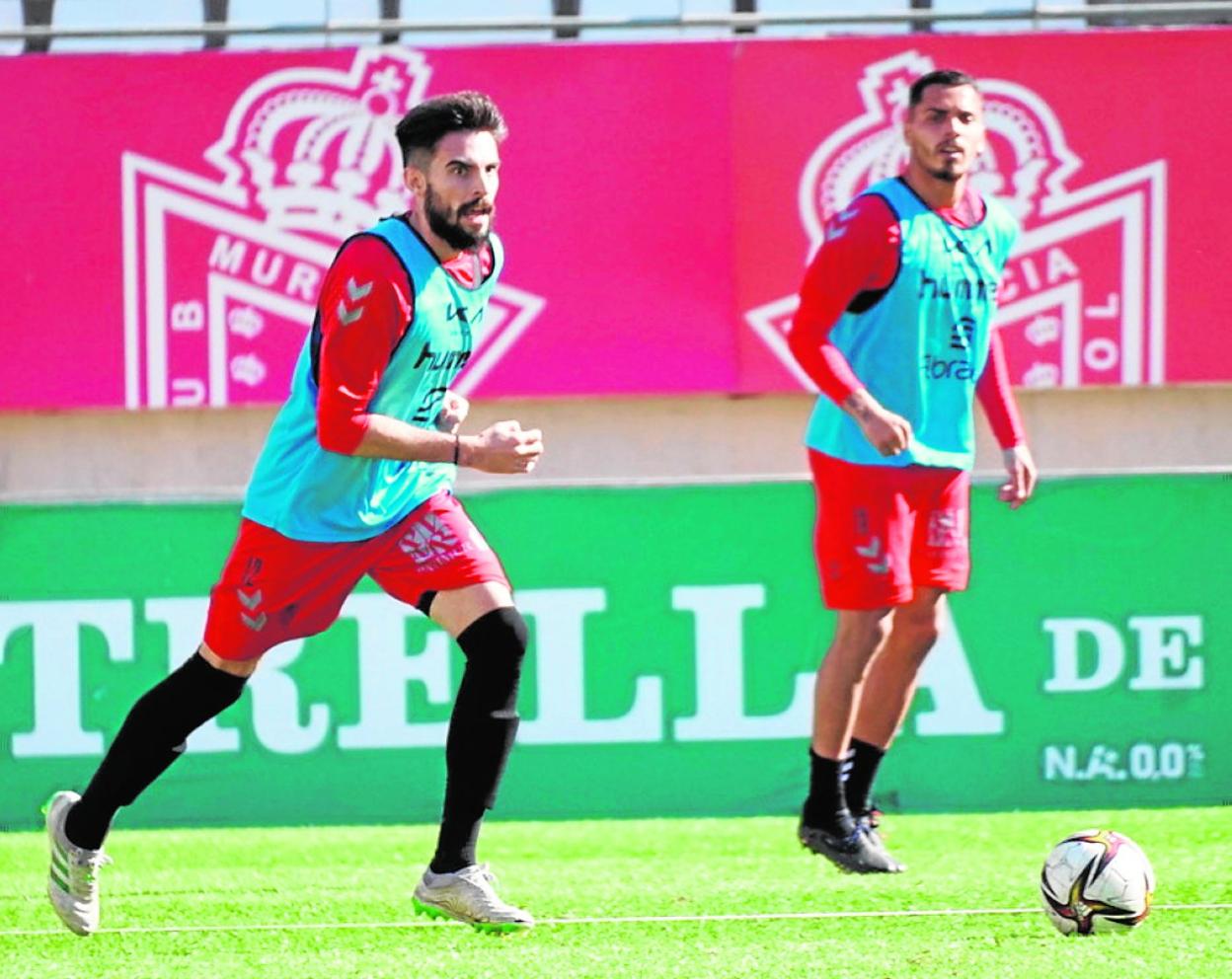 Héctor Martínez conduce un balón en un entrenamiento de esta semana. 