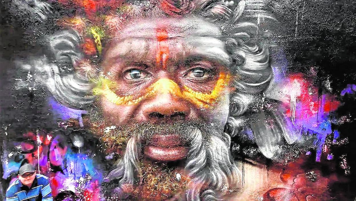 1. Dale Grimshaw junto a su obra en la calle Matemático Férez.