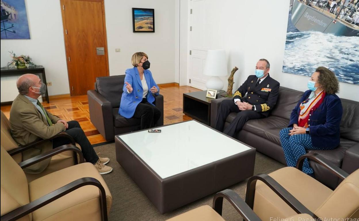 Reunión de la alcaldesa de Cartagena, Noelia Arroyo, con el almirante de Acción Marítima, Juan Luis Sobrino, y la presidenta de la Autoridad Portuaria, Yolanda Muñoz. 