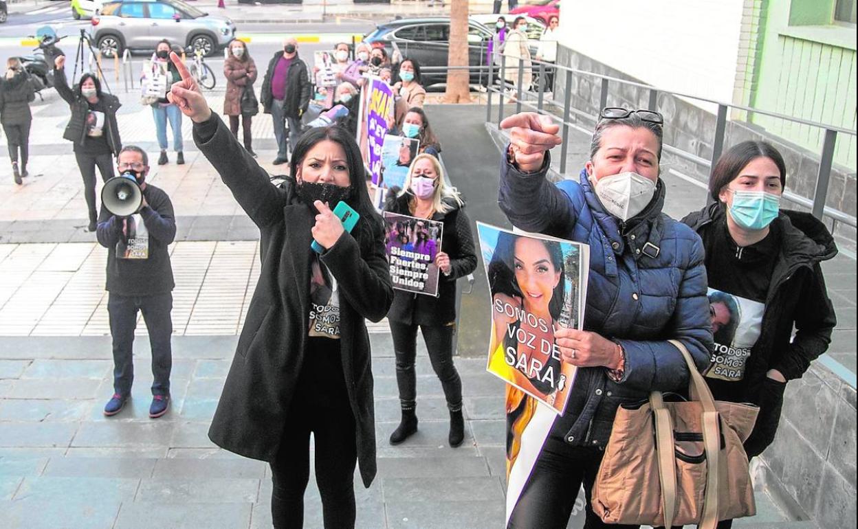 Familiares de Sara Gómez, este viernes, durante una nueva concentración ante los juzgados. 