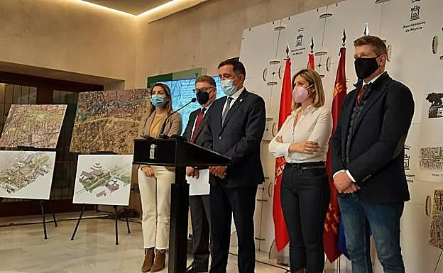El equipo de gobierno del Ayuntamiento de Murcia presenta el proyecto, este viernes.