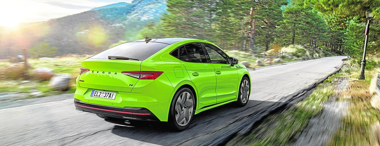 Destaca el techo panorámico de serie con cristal tintado y lalínea de techo que se inclinasuavemente hacia la partetrasera.