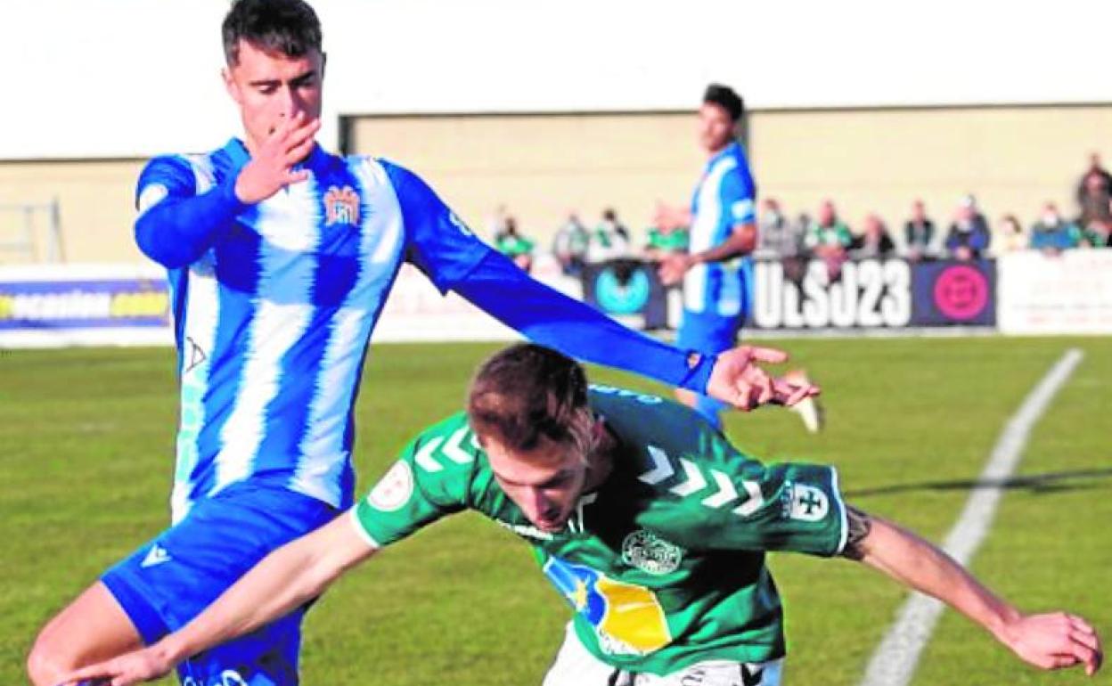 El aguileño Uri, a la izquierda, pugna con Gabri, este domingo.