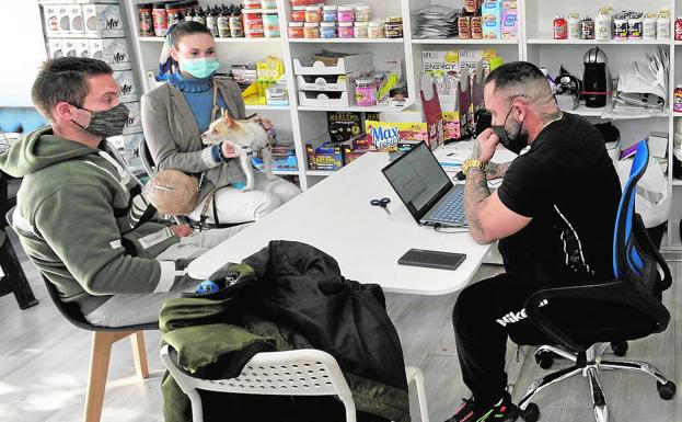 José Antonio García atiende a unos clientes.