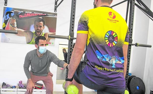 Ramón Navarro guía un entrenamiento en Cartagena.