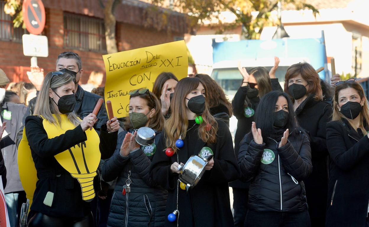 Profesores del centro de Educación Infantil y Primaria Virgen de la Vega de Cobatillas protestan junto a los padres, en la mañana de este lunes. 