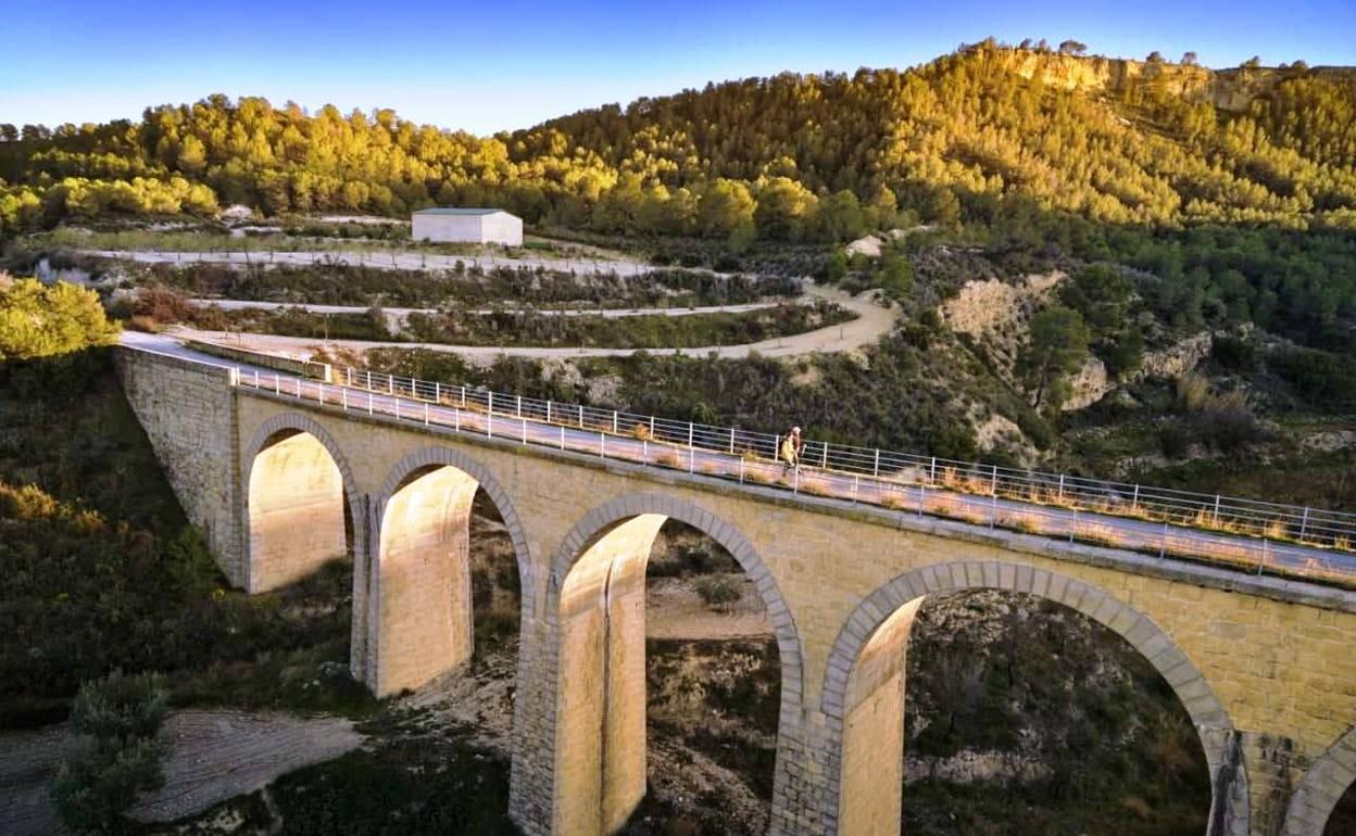 La Vía Verde del Noroeste tiene un itinerario de 78 kilómetros que se extiende entre Murcia y Caravaca de la Cruz