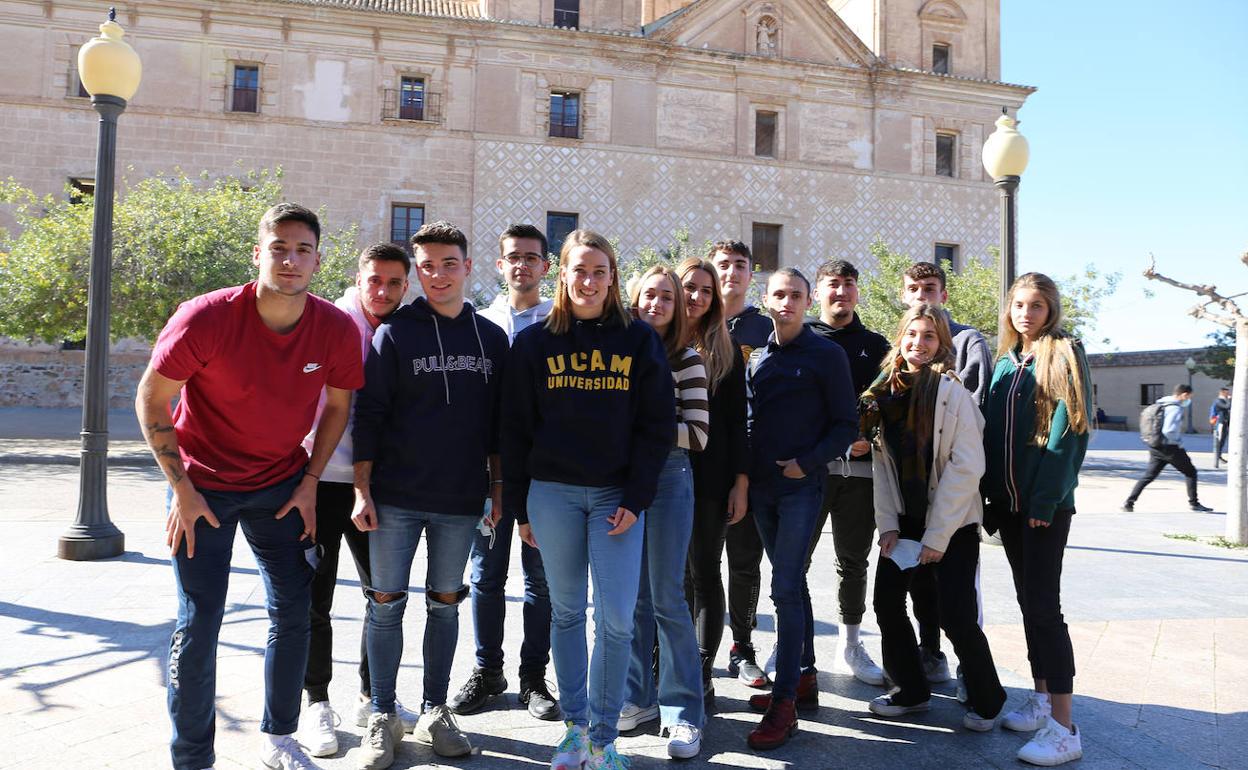 Mireia Belmonte rodeada de compañeros de la UCAM, este lunes.