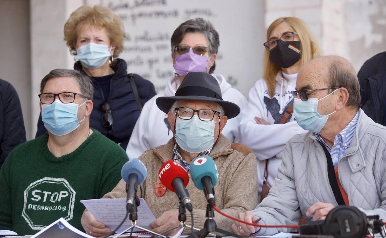 Joaquín Sánchez (izqda.) y Joaquín Contreras (centro), durante la rueda de prensa de este lunes 