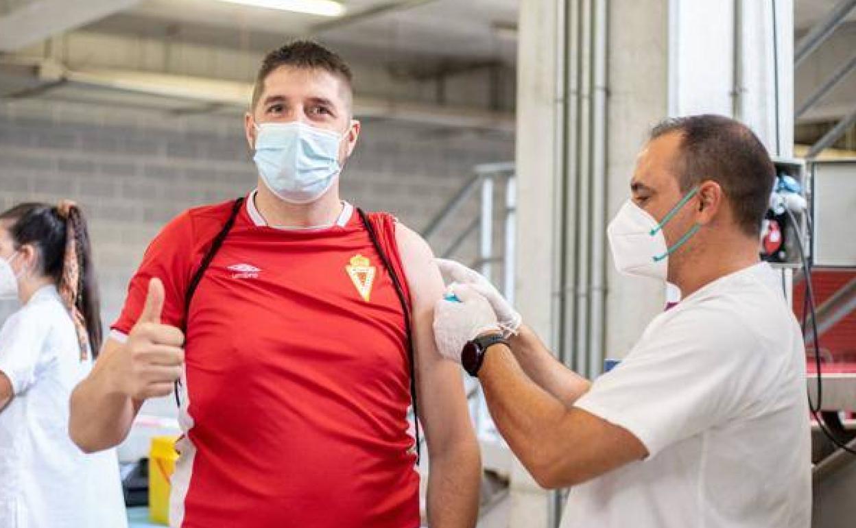 Un sanitario vacuna a un hombre en Murcia, en una imagen de archivo.