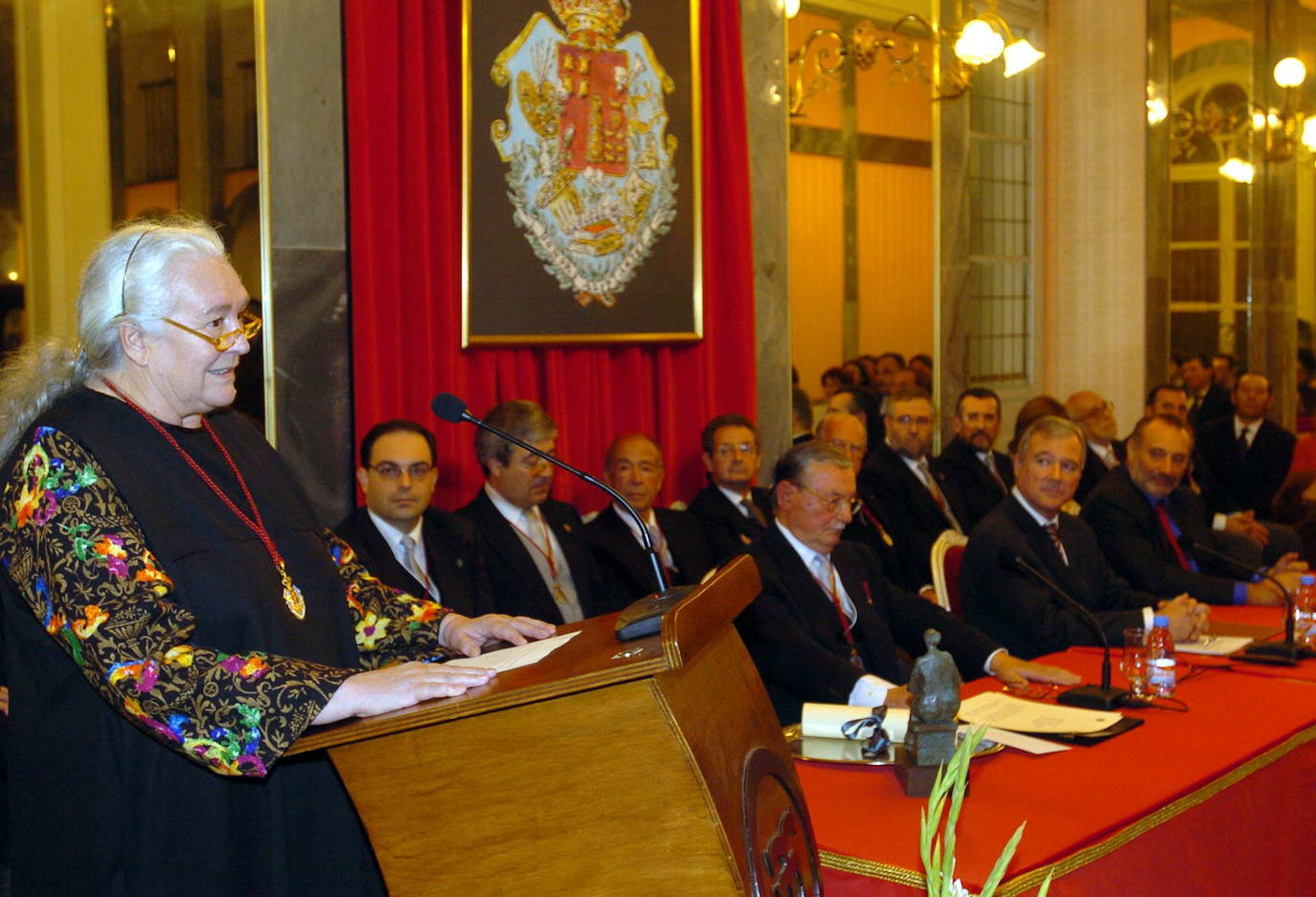 Toma de posesión como académica de honor en la apertura del curso de la Real Academia de Bellas Artes de Santa María de la Arrixaca. 2004