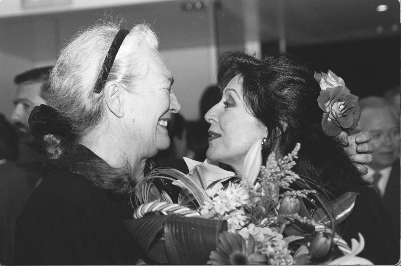 Con la actriz Concha Velasco durante la la entrega de premios Los mejores de LA VERDAD. 1997 