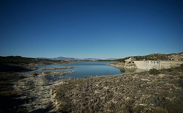 El embalse de Santomera, ayer por la mañana. La cuenca del Segura se encuentra al 35% de su capacidad total. 